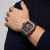 Orologio moteur V12 indossato al polso
