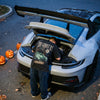 T-shirt The Ghost RS slavata indossata, chino sul motore posteriore di una GT3 RS la sera di Halloween
