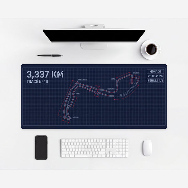 Tapis de souris Leclerc (allusion), tracé de Monaco, mise en situation carrée sur un bureau clair.