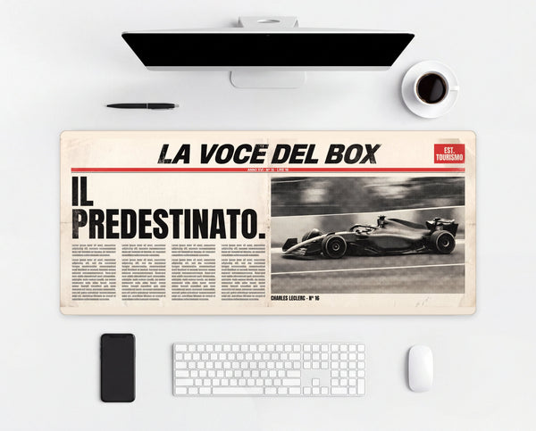 Tappetino mouse Charles Leclerc Il Predestinato, su una scrivania chiara con computer, tastiera e mouse