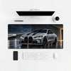 Tappetino mouse BMW M4 CSL, su una scrivania chiara con computer, tastiera e mouse