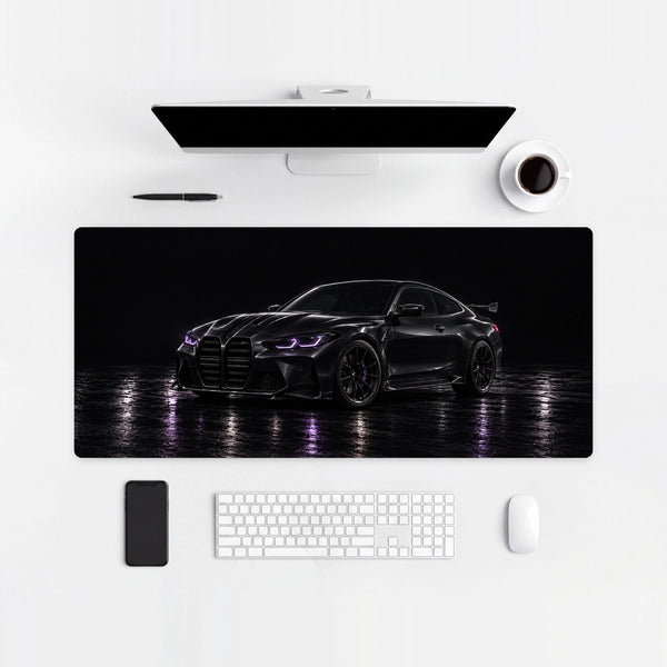 Tappetino mouse BMW M4 luci viola, su una scrivania chiara con computer, tastiera e mouse