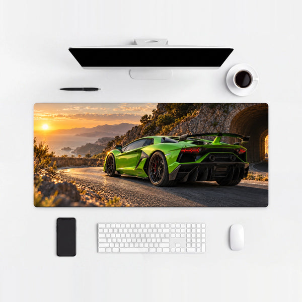 Tappetino mouse Lamborghini Aventador SVJ Verde Mantis, su una scrivania chiara con computer, tastiera e mouse