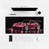 Tappetino mouse Porsche 911 GT3 RS 992 rosa, su una scrivania chiara con computer, tastiera e mouse