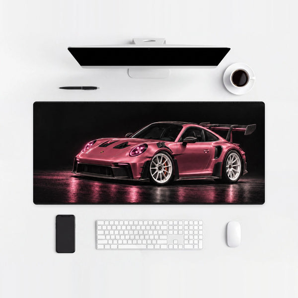 Tappetino mouse Porsche 911 GT3 RS 992 rosa, su una scrivania chiara con computer, tastiera e mouse