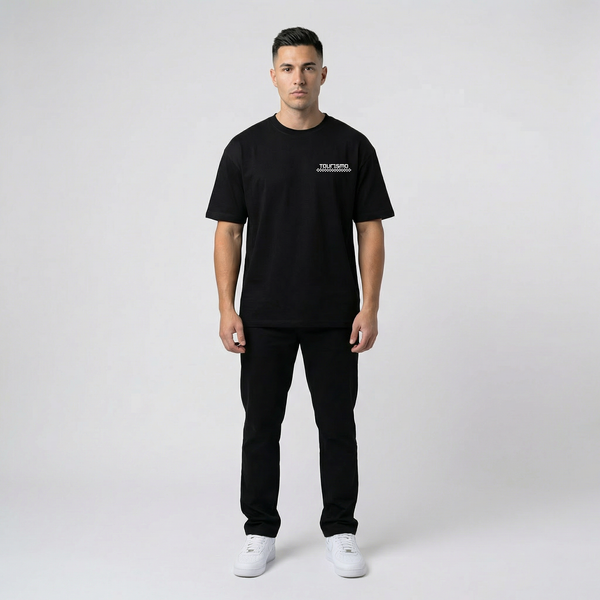 T-shirt Lamborghini Aventador SVJ noir porté, vue de face en entier, style streetwear premium