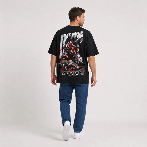 T-shirt F1 Esteban Ocon Signature noir porté de dos en plan large