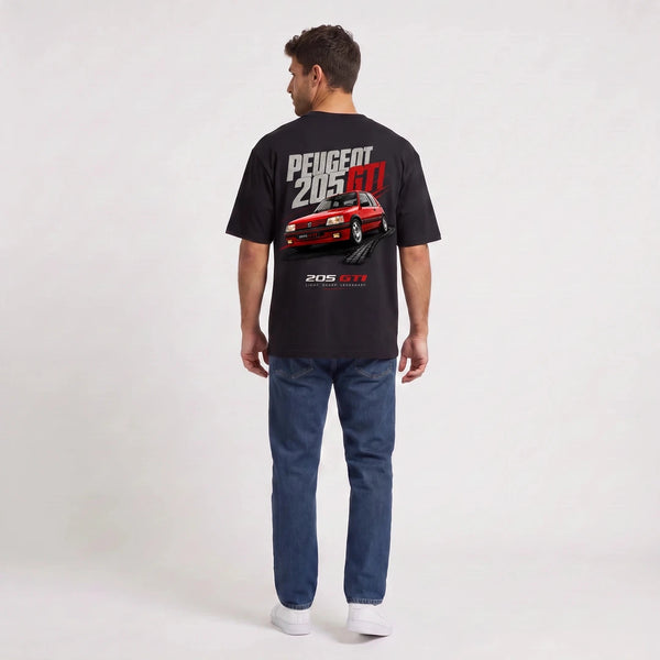 T-shirt Peugeot 205 GTI noir porté de dos en plan large