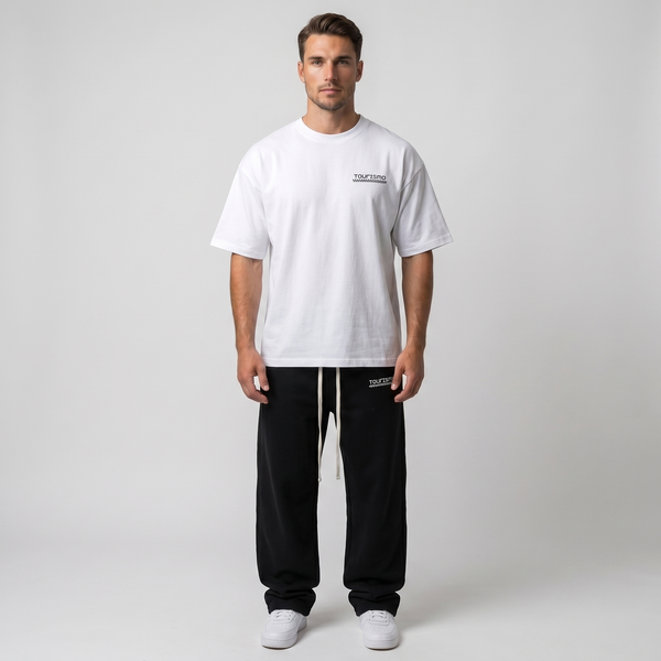 T-shirt blanc oversize Tourismo Clothing porté en full look avec pantalon noir