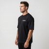 T-shirt noir Tourismo Clothing vue de profil avec logo poitrine blanc damier