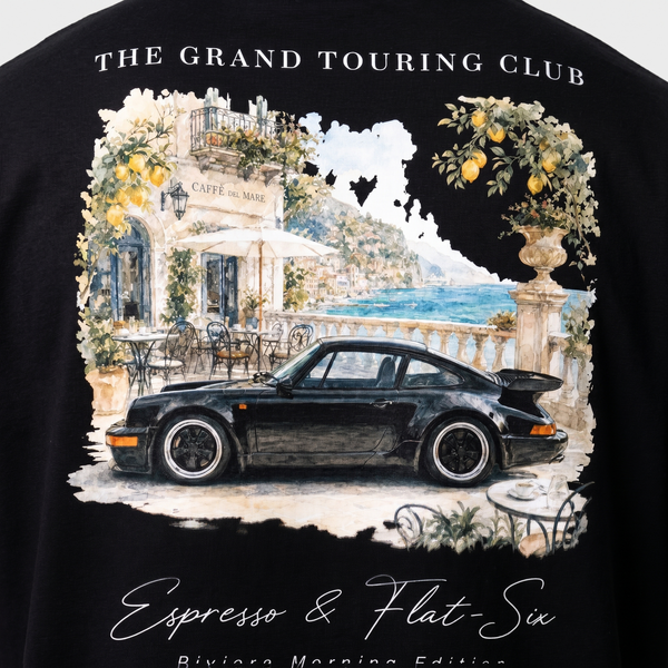 Gros plan print dos t-shirt noir Grand Touring Club avec 911 Turbo noire devant café de la Riviera